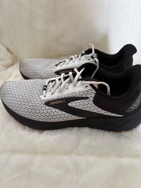 Brooks Anthem 6 Men's Size 11 White/Black Running Shoes